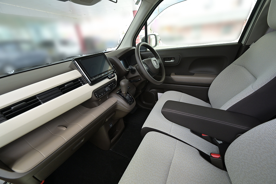 HONDA N-WGNの運転席まわり